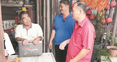 假买烟真抢劫　路边店主二度中招