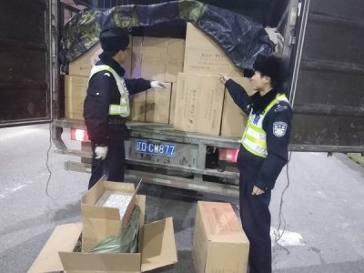 货车绕道上海躲避检查 车内查获2500条假烟 价值40万余元