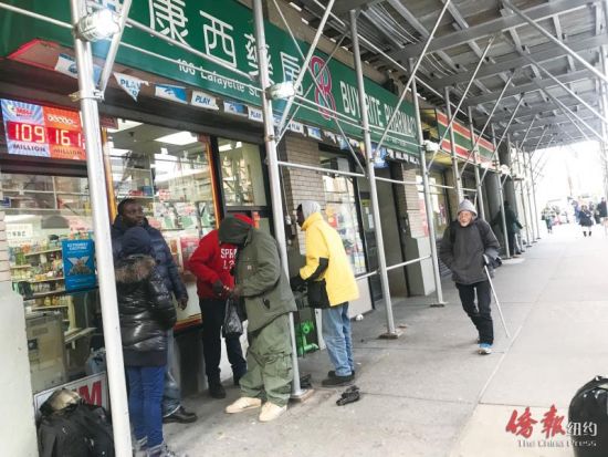 华埠便利店遭劫 大量香烟被抢