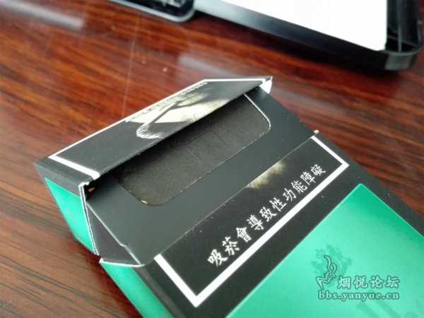 印尼产台湾免税黑绿硬包万宝路（黑冰万）品鉴：薄荷浓腻度不高 烟气通透 凉感适度