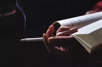 是谁第一个将卷烟引入中国?