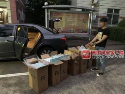 广西男子称＂卡脚＂不下车接受检查 车内藏500余条涉嫌走私香烟