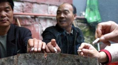中国烟民的幸福与心酸
