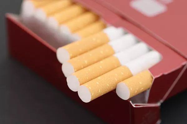 女老板雇人非法私运300多条香烟到贵阳贩卖