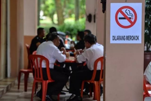 抽烟带卷尺？在马来西亚抽烟必须远离餐厅3米