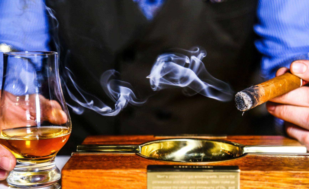 当雪茄遇上酒会产生怎样的化学反应呢？