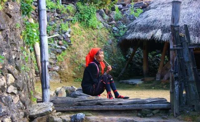 中国最后一个原始部落！村民住草屋抽烟斗