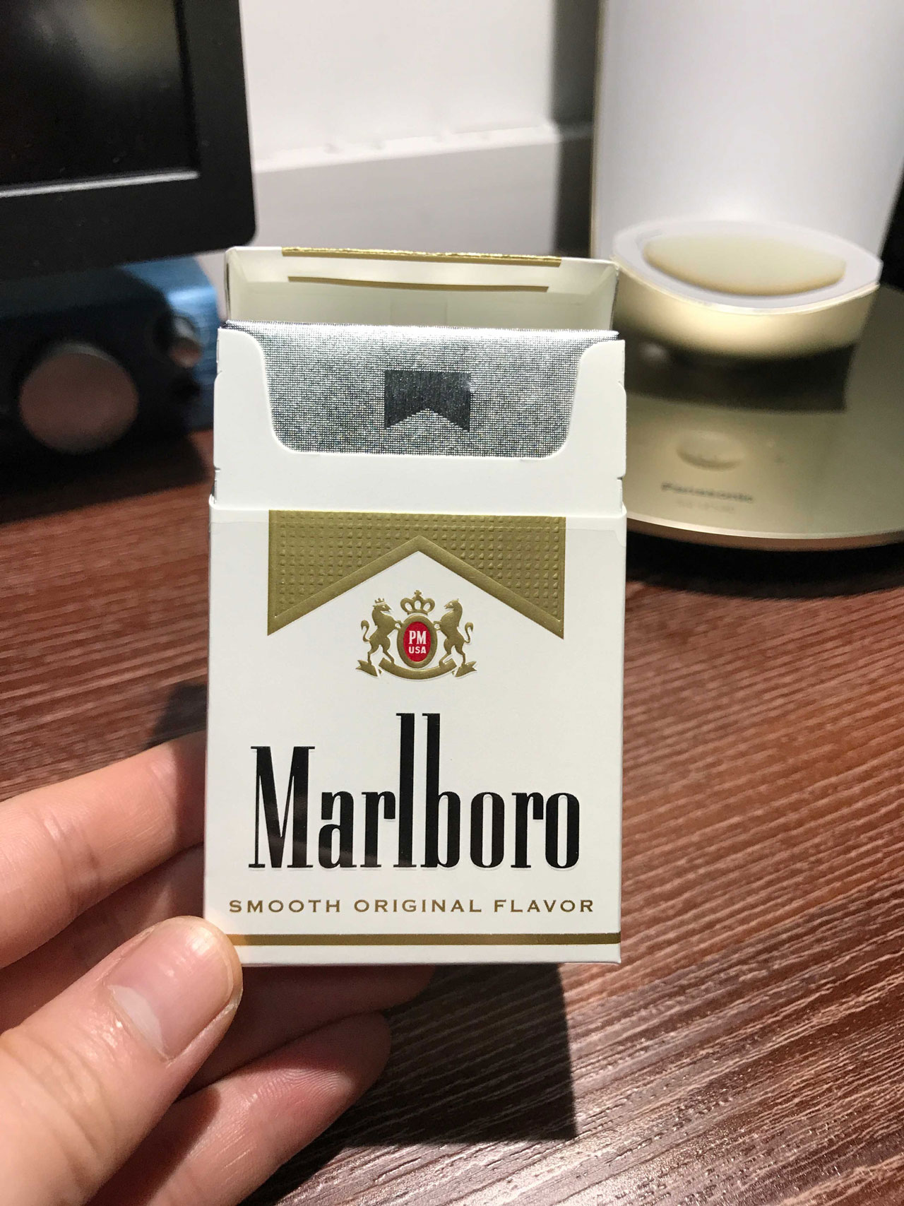 【图】万宝路(硬白)美国免税版香烟